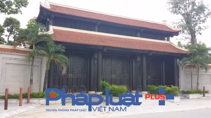 Ngôi biệt thự nguy nga được nhiều người biết đến án ngữ tại khu Trần, phường Hạp Lĩnh, thành phố Bắc Ninh, tỉnh Bắc Ninh của gia đình ông Nguyễn Công Ngọ, nguyên Bí thư Tỉnh ủy, Chủ tịch HĐND tỉnh Bắc Ninh.