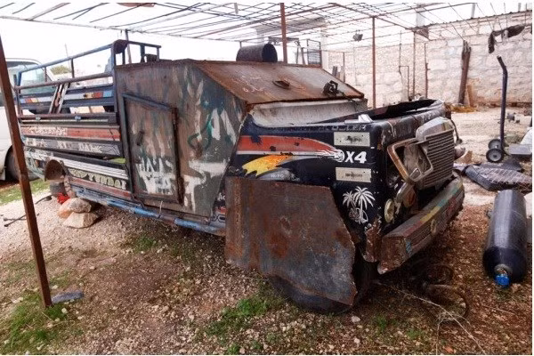 6. Xe bọc thép Sham 1: Sham 1 là một loại xe tải được bọc bởi nhiều loại sắt thép thừa ở khắp thân xe, được quân nổi dậy sử dụng để vận chuyển.