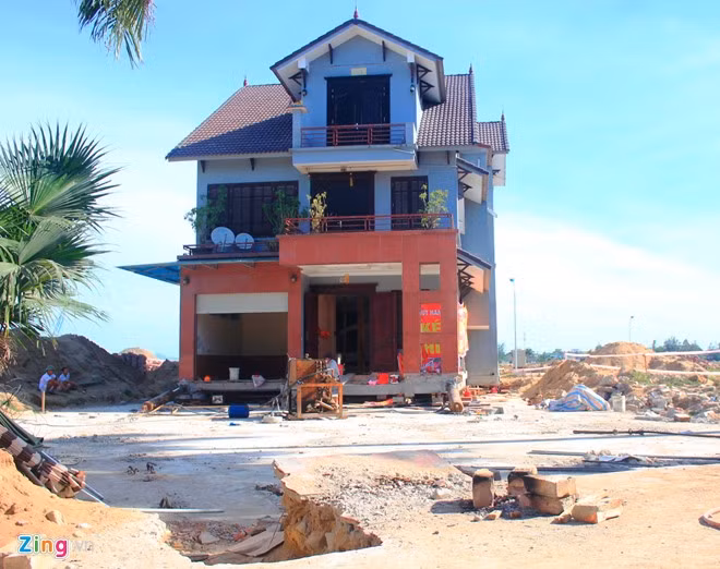 Chiều 20/7, căn biệt thự nặng 800 tấn của anh Lê Viết Cương (ở phường Quán Bàu, TP Vinh, Nghệ An) đã được chính anh và các cộng sự di dời thành công đến vị trí mới cách điểm ban đầu khoảng 40m và xoay 30 độ từ hướng đông nam sang hướng chính nam.