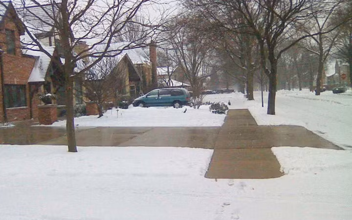 Dọn sạch tuyết và "làm ấm" đường.