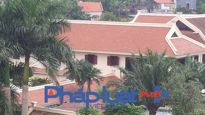 Toàn bộ ngôi nhà và khuôn viên vườn nằm gọn trong hệ thống tường bao quanh cao hơn 3m với hệ thống camera giám sát ngoài và trong tường được người dân mệnh danh “nội bất xuất ngoại bất nhập” nếu không có sự đồng ý của chủ nhà.