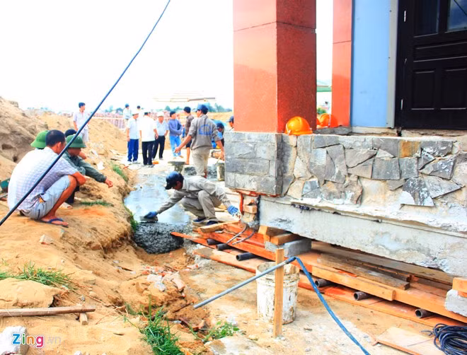 Sang ngày thứ 3, đơn vị thi công buộc phải tạm dừng để gia cố lại nền vì gặp sự cố trong khi thực hiện xoay căn nhà. Cụ thể, trong khi cho xoay căn biệt thự để đổi hướng thì phần nền bị thiếu nên phải đổ thêm.