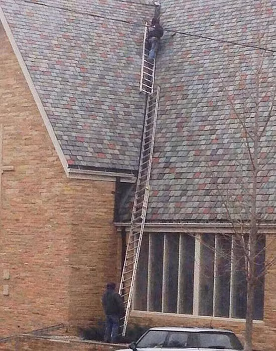  Công việc nguy hiểm. Quá chông chênh!