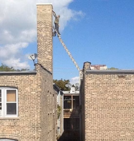 Thợ sửa ống khói chỉ cần một chiếc thang mà không có chút bảo hộ nào.