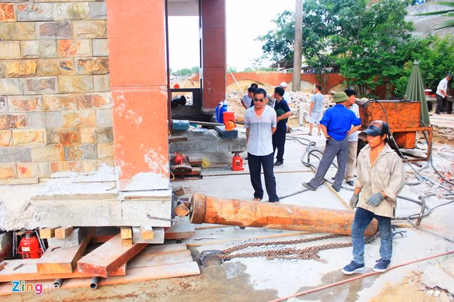 Những ngày sau đó, việc di dời căn biệt thự diễn ra thuận lợi. Ông Cương cho biết, sau khi khắc phục được sự cố trong quá trình xoay chuyển căn nhà sang hướng khác, đơn vị thi công đã rút ra được nhiều kinh nghiệm trong việc dịch chuyển, xoay nhà.