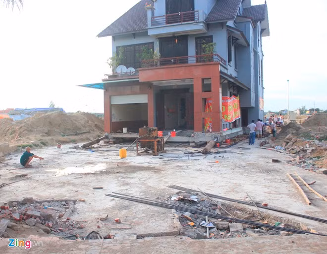 Đồng thời căn biệt thự cũng đã được xoay thành công từ hướng đông nam sang hướng chính nam như các "thần đèn" đã định ra trước đó.