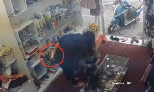 Vo mua hang, nu quai trom hang loat my pham trong tich tac