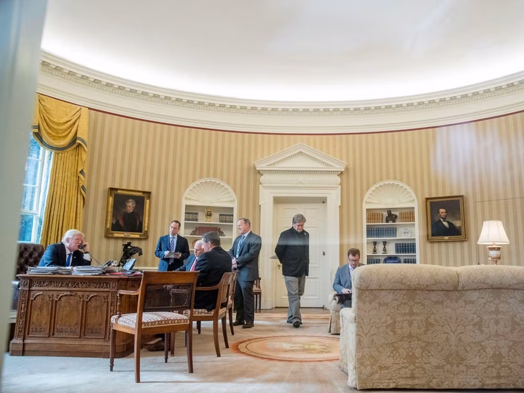 Nhà Trắng (Washington D.C.) có thể được coi là dinh tổng thống nổi tiếng nhất thế giới. Trong đó, phòng Oval, nơi tổng thống Mỹ làm việc, được biết tới nhiều nhất. Đây là nơi Tổng thống Donald Trump họp với các chính trị gia và các nguyên thủ quốc gia.