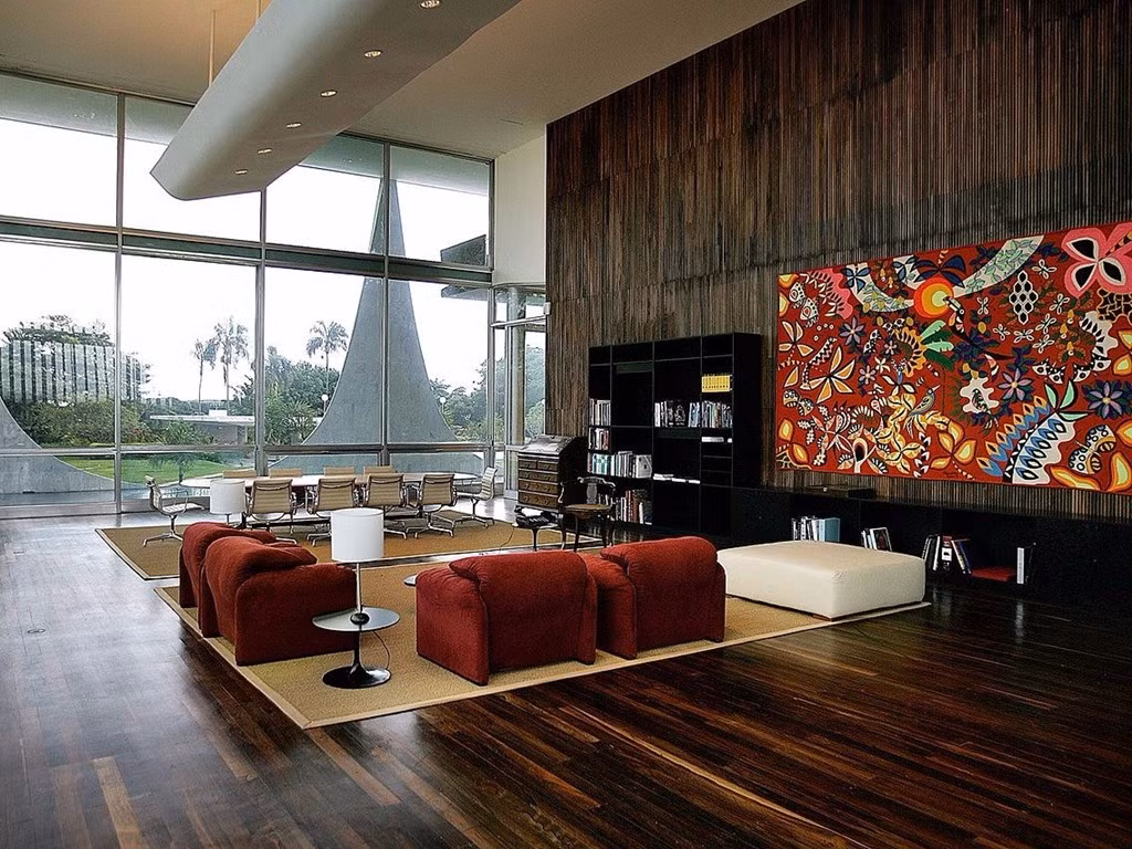 Tòa nhà theo phong cách tối giản này có các phòng ngủ dạng suite riêng, một phòng khách khổng lồ, tầng hầm có thính phòng, phòng trò chơi, khu trữ đồ và phòng bếp.