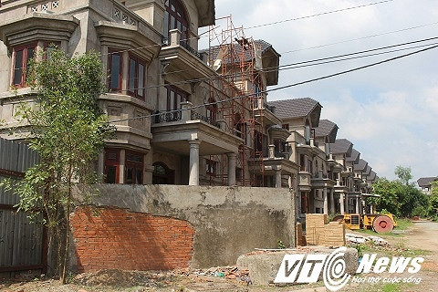 Nhiều căn biệt thự bắt đầu có dấu hiệu xuống cấp như rạn nứt, rong rêu mọc.