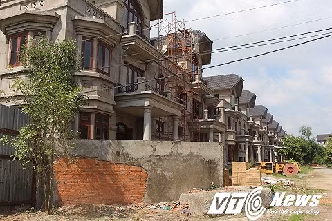 Nhiều căn biệt thự bắt đầu có dấu hiệu xuống cấp như rạn nứt, rong rêu mọc.