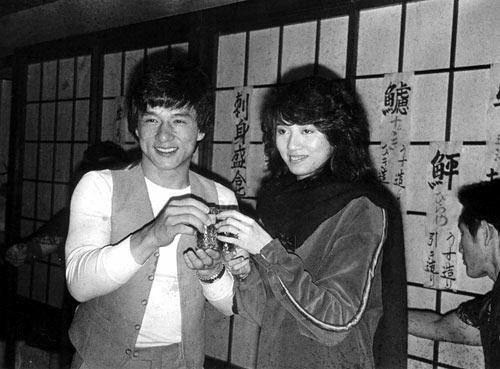 5. Mai Diễm Phương Ca sĩ tài hoa nhưng bạc mệnh ra đi khi tuổi đời còn quá trẻ, để lại sau lựng lời đồn đoán về những cuộc tình “định mệnh” của cô. Nói như thế bởi vì khi còn sống, Mai Diễm Phương luôn coi tình cảm là toàn bộ cuộc sống, trên cả sự nghiệp. Tuy rằng, chính những tình yêu ấy lại quay lưng phụ cô. Khi Mai Diễm Phương qua đời, nhiều người cho rằng cô tự tử vì mối tình đau khổ với Thành Long. Tuy nhiên, khi được hỏi, diễn viên của “Thần thoại” vẫn một mực phủ nhận tin đồn vô căn cứ trên. Đến nay vẫn chưa ai biết giữa 2 con người tài hoa ấy đã xảy ra chuyện gì, đến nỗi nữ ca sĩ tên tuổi phải tự mình tìm đến cái chết.