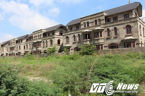 Cả bên trong và bên ngoài công trình đều bị cỏ cây bao phủ đến hoang hóa.