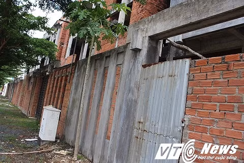 Những ngôi biệt thự đồ sộ này chẳng khác gì đống phế thải nằm giữa đườn, trở thành 'căn cứ địa' cho nhiều đối tượng nghiện hút.