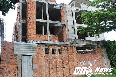 Gần 10 năm nay công trình này vẫn nằm yên bất động, xuống cấp từng ngày.