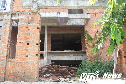 Nhiều ngôi biệt thự tiền tỷ biến thành bãi đất hoang để người dân đổ rác, bỏ phế thải.