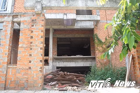 Nhiều ngôi biệt thự tiền tỷ biến thành bãi đất hoang để người dân đổ rác, bỏ phế thải.