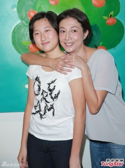 1. Ngô Ỷ Lợi Chuyện tình của hoa hậu Hồng Kông năm 1990 và Thành Long không ai biết rõ ràng cụ thể “đầu đuôi” câu chuyện ra sao. Chỉ đến khi Ngô Ỷ Lợi công bố “chính chủ” cái thai trong bụng mình là của Thành Long, người ta mới vỡ lẽ về mối tình chớp nhoáng giữa người đàn ông đã yên bề gia thất và cô hoa hậu mới đăng quang. Sự việc đã không tai tiếng nếu ngôi sao của “Giờ cao điểm” không vùng vằng phủ nhận cái thai trong bụng hoa hậu ATV. Dứt tình với con người bạc bẽo, Ngô ỷ Lợi trở thành mẹ đơn thân với bào thai đang lớn dần trong bụng. Bé Ngô Trác Lâm càng lớn càng giống cha, mặc dù vậy, Thành Long vẫn một mực quay lưng với kết quả của mối tình lén lút năm nào.