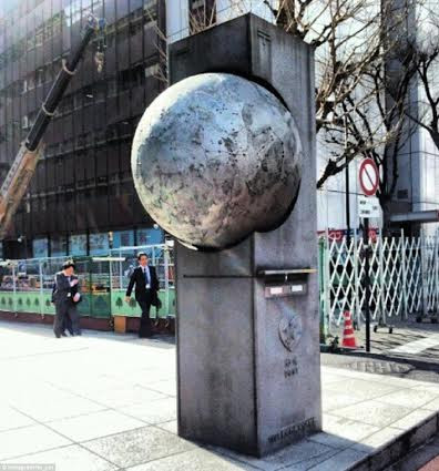 Thùng thư công cộng độc đáo đầu tiên được dựng vào năm 1952, kỷ niệm 75 năm Dịch vụ Bưu chính Nhật Bản gia nhập Liên minh Bưu chính Thế giới.