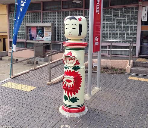 Hầu hết các thùng thư ở Nhật được sơn màu đỏ. Tuy nhiên, những thùng đặc biệt có màu sắc và được thiết kết với hình dáng tự do. Hòm thư hình búp bê kokeshi truyền thống của Nhật Bản.