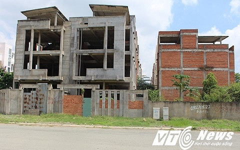 Hàng trăm biệt thự của công ty Hà Đô cũng nằm trong tình trạng bỏ hoang hết sức lãng phí.