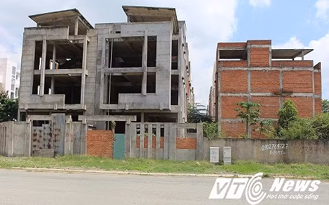 Hàng trăm biệt thự của công ty Hà Đô cũng nằm trong tình trạng bỏ hoang hết sức lãng phí.