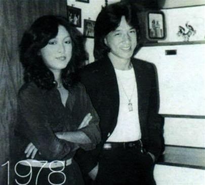 3. Mễ Tuyết Chàng trai Thành Long mới bước vào làng giải trí, ngược lại, Mễ Tuyết khi ấy đã là một đại minh tinh “người người sùng bái”. Biết mình không cạnh tranh được với các đại gia, chàng diễn viên mới vào nghề chỉ dám đứng đằng xa trộm ngắm người đẹp. Mãi đến khi tạo dựng được chút tiếng tăm, chàng Jackie Chan mới dám tỏ tình với Mễ Tuyết. Vì say mê, anh không tiếc bỏ ra hàng trăm đô la Hồng Kông để mua xe hơi tặng nàng. Nàng siêu lòng trước tấm chân tình của chàng đồng nghiệp trẻ tuổi. Ấy thế mà, mọi thứ tan thành mây khói khi chàng gặp Lâm Phụng Kiều, người phụ nữ chen chân vào cuộc tình đẹp nhưng lại yểu mệnh của 2 người.