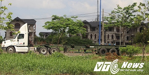 Khu biệt thự bỏ hoang nằm ngay mặt tiền đường Đồng Văn Cống và gần trụ sở quận 2.