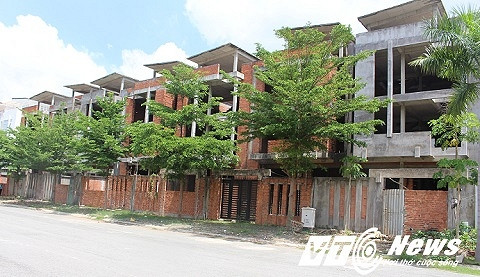 Trước tình trạng đó, nhiều căn biệt thự đã xuất hiện dấu hiệu xuống cấp, hư hỏng. Bờ tường nhiều căn xuất hiện các vết nứt nẻ, lõi sắt nhô ra. Đặc biệt bên trong những căn biệt thự này xuất hiện nước mưa trữ lâu ngày kèm với những đống phế thải người dân phóng uế bắt đầu bốc mùi hôi thối, ruồi muỗi nhăng nhịt.