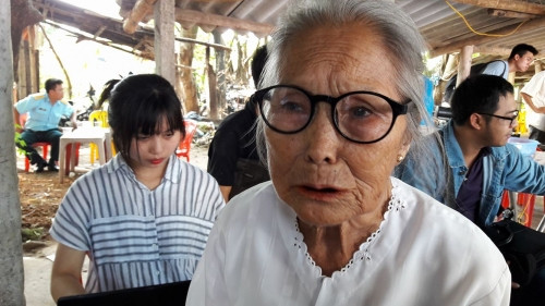 Cụ Cao Thị Lan (82 tuổi, hàng xóm của gia đình anh Khải) dù trời nắng nóng cũng ra ngóng viếng anh. Trong ký ức cụ Lan anh Khải là một người thân mật. "Lần nào về nó cũng sang nhà tôi trò chuyện. Hôm nghe tin tôi đau đớn quá. Nhưng nghe tin anh Cường (phi công Cường) đi cùng anh Khải đã được cứu sống sót tôi lại mừng nhưng sau thì đau đớn quá".