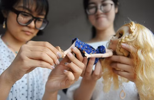 Khởi đầu công việc này, Tôn Kính Nghiêu lên mạng tự học. Cô mày mò học làm tất cả mọi việc dù là nhỏ nhặt nhất. Vốn đã khéo tay nên chỉ một tháng sau Kính Nghiêu hoàn toàn nắm vững những bước trang điểm, những mẹo trang điểm cho búp bê. Sau đó, cô nữ sinh quyết định mở cửa hàng, nhận sửa chữa, tân trang, làm mới cho những con búp bê. Tiêu chí mở cửa hàng của Tôn Kính Nghiêu rất rõ ràng, đó là giá cả phải chăng, chất lượng đảm bảo để thu hút được người mua.