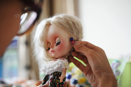 Lần đầu tiên làm công việc này, cô nàng nữ sinh rất "run tay". Cô chỉ lo mình phá hỏng con búp bê yêu quý của khách hàng. May mắn là mọi việc diễn ra thuận lợi, vị khách đó rất hài lòng với diện mạo mới của búp bê.