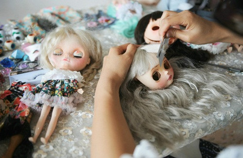 Nói về ý tưởng kinh doanh này, Tôn Kính Nghiêu cho biết, cách đây khoảng 2 năm, cô nàng có đến nhờ một cửa hàng sửa chữa, làm mới con búp bê yêu quý của mình nhưng khi nhìn biết chi phí liền hoảng sợ bởi giá tân trang búp bê quá đắt. Búp bê nhỏ mà chi phí tân trang lên tới 1800 tệ (khoảng 6.300.000 đồng), thậm chí có dịch vụ làm mới búp bê giá vài chục triệu đồng.