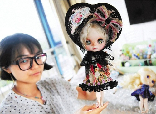 Đối với nhiều cô gái thuộc thế hệ 8X, 9X, búp bê chiếm giữ một vị trí đặc biệt trong tuổi thơ. Rất nhiều cô bé, cậu bé đã từng may, mặc quần áo, chải chuốt cho búp bê, muốn búp bê của mình không giống những con búp bê sản xuất hàng loạt có váy áo đầu tóc giống hệt nhau. Tuy vậy, tất cả chỉ dừng lại ở mức thỏa mãn sở thích nữ tính của chính mình hồi nhỏ mà thôi, không mấy ai muốn phát triển kinh doanh từ sở thích đó. Tôn Kính Nghiêu, sinh viên năm nhất chuyên ngành thương mại điện tử, học viện Quản lý Kinh tế Chiết Giang lại khác, cô nàng nhìn ra cách kiếm tiền từ công việc chơi cùng búp bê này.
