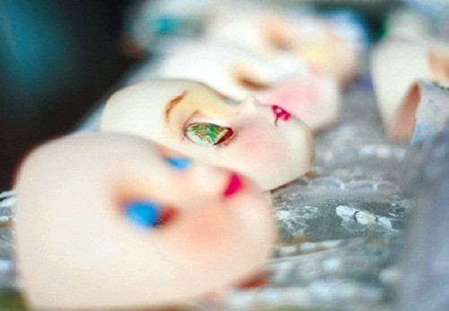 Khách hàng gửi những con búp bê bình thường của mình đến cho Tôn Kính Nghiêu. Công việc của cô là may cho búp bê quần áo mới, trang điểm lại đầu tóc... sau đó gửi lại cho chủ nhân của chúng. Nghe có vẻ "nhạt nhẽo" nhưng thực tế, có rất nhiều cô gái đã tìm đến sử dụng dịch vụ của Kính Nghiêu.