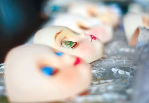 Khách hàng gửi những con búp bê bình thường của mình đến cho Tôn Kính Nghiêu. Công việc của cô là may cho búp bê quần áo mới, trang điểm lại đầu tóc... sau đó gửi lại cho chủ nhân của chúng. Nghe có vẻ "nhạt nhẽo" nhưng thực tế, có rất nhiều cô gái đã tìm đến sử dụng dịch vụ của Kính Nghiêu.