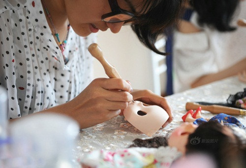 Tôn Kính Nghiêu không tiếc chia sẻ những bí quyết chăm sóc búp bê cho khách hàng. Nhờ đó, cô dần chiếm được sự tín nhiệm của khách. Người nọ giới thiệu người kia, công việc kinh doanh của Kính Nghiêu ngày càng phát đạt. Giá để Tôn Kính Nghiêu làm mới một con búp bê chỉ khoảng 500 tệ (1.750.000 đồng), khách hàng cười nói, giá rẻ như mua rau cải trắng.