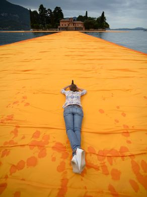 Dự án “Những cầu tàu nổi” gây quỹ bằng cách bán các tác phẩm nghệ thuật của Christo. Sau khi triển lãm kết thúc, tất cả các vật liệu này sẽ được tái chế. Nhân viên sẽ có mặt tại các trạm trung chuyển để đảm bảo không ai rơi xuống nước.