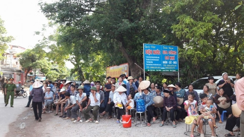 Người dân tập trung đông đảo đón chờ linh cữu anh Khải.