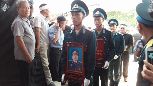 Linh cữu anh Khải đã về nhà trong vòng tay của đồng đội và gia đình.