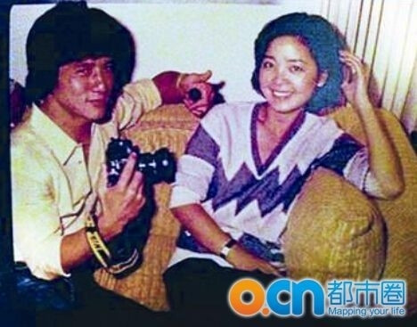 2. Đặng Lệ Quân Cặp trai tài gái sắc yêu nhau ngay từ cái nhìn đầu tiên khi tình cờ gặp gỡ trên đất Mỹ, trong một chuyến công tác dài ngày. Cô, một danh ca lừng lẫy và anh, chàng diễn viên triển vọng say đắm nhau trong không gian xa lạ nơi đất khách quê người. Họ chia tay lặng lẽ như cái cách mà họ bắt đầu. Không ai biết lý do vì sao “đôi chim liền cánh” lại rời xa nhau. Một thời gian dài sau đó, ngôi sao võ thuật Thành Long lên tiếng xác nhận Đặng Lệ Quân là một trong những tình yêu lớn của đời anh, điều mà ngôi sao võ thuật chưa làm với bất cứ cô gái nào.