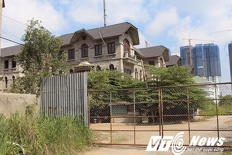 Những căn biệt thự Trung Tiến có 3 cổng đi vào đều bị khóa chặt bằng cửa sắt.
