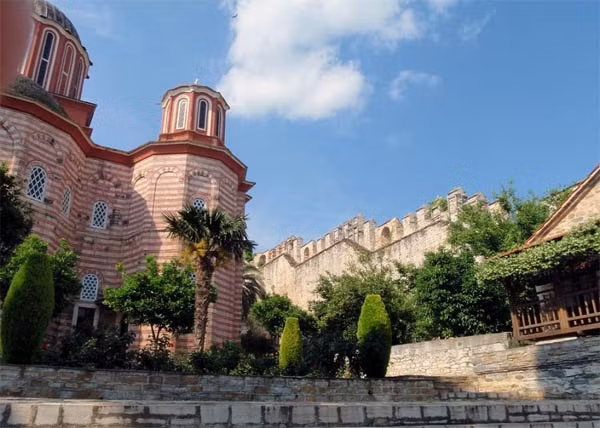 Nơi đây tập trung nhiều tu viện lớn nhỏ.