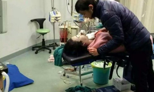 Người mẫu 25 tuổi qua đời ngay trên bàn phẫu thuật. Thi thể của cô vẫn được đặt ở đây với mục đích điều tra. Ảnh: SToday.