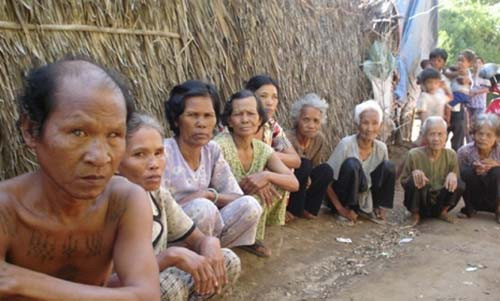 Ky la ngoi lang co hang tram nguoi mu o Soc Trang