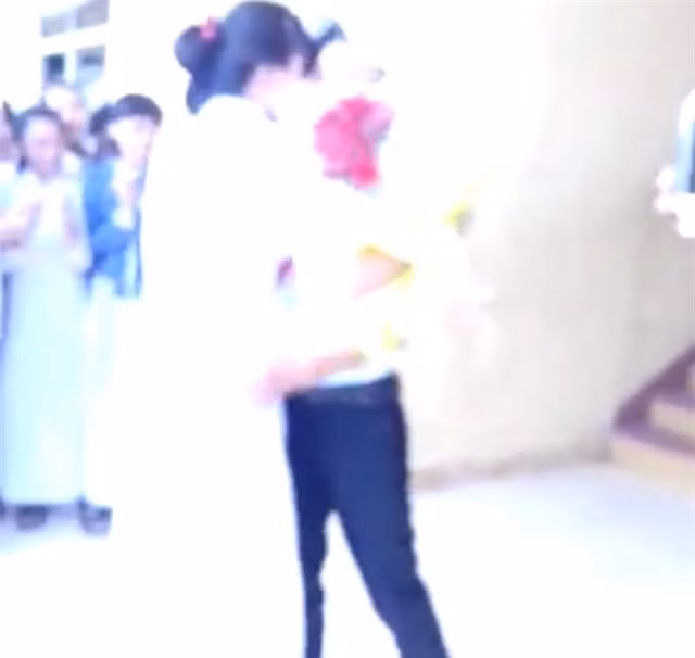 Cô gái tiến tới hôn chàng trai để thỏa lòng hiếu kỳ của khán giả. (Ảnh cắt từ clip)