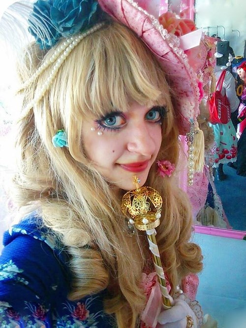 “Mọi người nhìn tôi và nói tôi giống búp bê sứ. Tôi trở nên nổi tiếng trong thành phố nhờ những bộ cánh mà tôi mặc. Trẻ em vui mừng khi thấy tôi, một số khác tỏ vẻ sợ hãi vì không biết tôi là người hay búp bê”, nữ sinh chia sẻ.