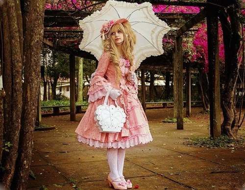 Mỗi ngày, cô dành ra ba tiếng để lựa chọn chủ đề trang phục, phối trang phục với phụ kiện, chọn phong cách trang điểm phù hợp và thêm một giờ nữa để diện chúng. Hoàn thành công tác chuẩn bị, Medora xuống phố đi dạo, tìm những địa điểm đẹp để chụp hình.