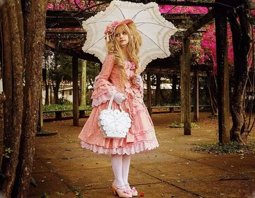 Mỗi ngày, cô dành ra ba tiếng để lựa chọn chủ đề trang phục, phối trang phục với phụ kiện, chọn phong cách trang điểm phù hợp và thêm một giờ nữa để diện chúng. Hoàn thành công tác chuẩn bị, Medora xuống phố đi dạo, tìm những địa điểm đẹp để chụp hình.