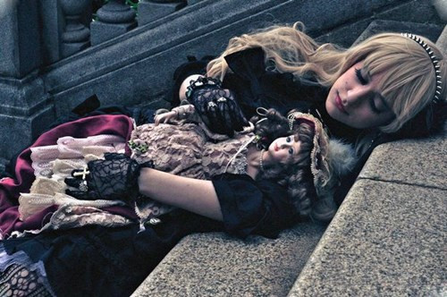 “Tôi luôn thích búp bê. Chúng là đồ chơi yêu thích của tôi từ khi còn nhỏ. Và thậm chí lúc lớn lên, tôi vẫn mơ ước về những bộ quần áo tuyệt đẹp của chúng”, Medora cho biết.